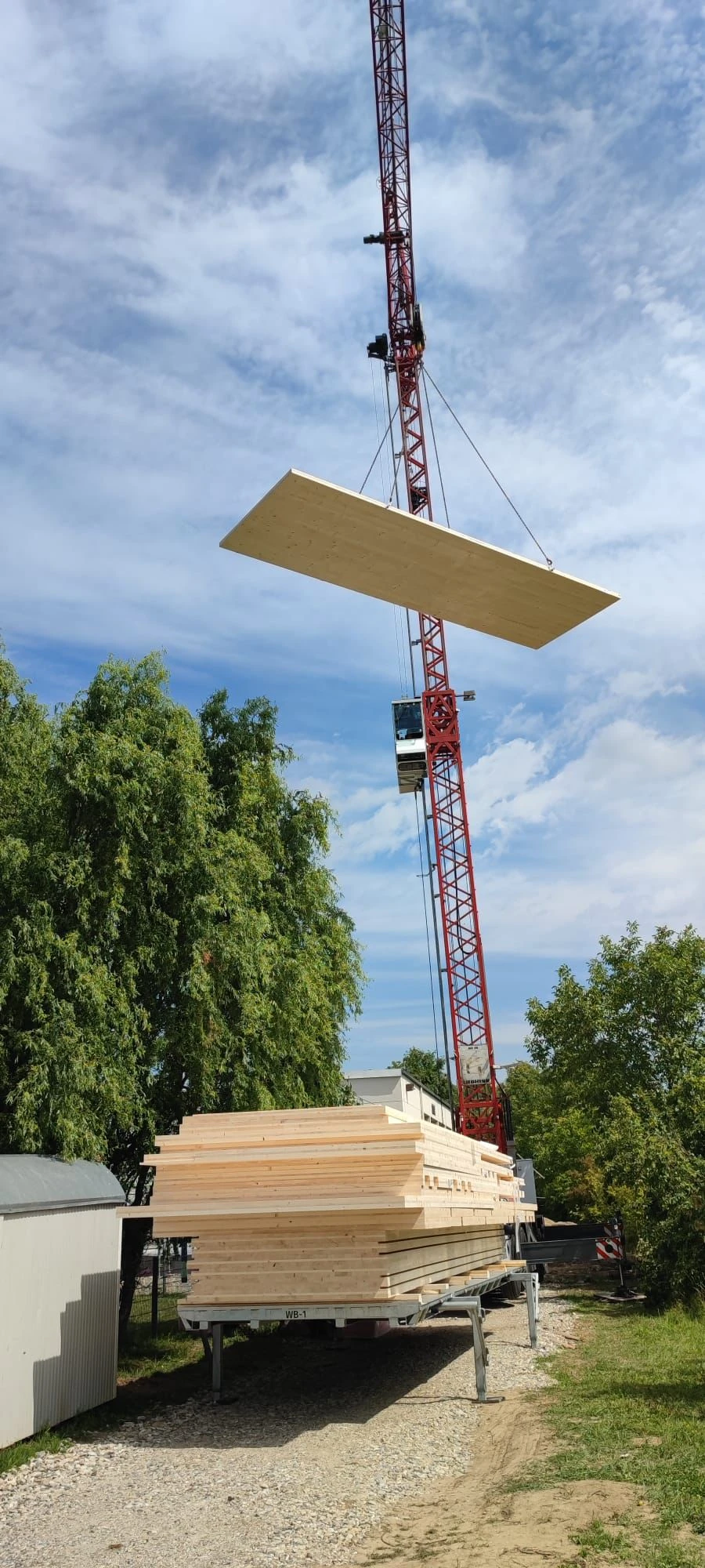 Holzfassade Beispiel – Moderne Holzverkleidung mit vertikalen Leisten für eine minimalistische Architektur.